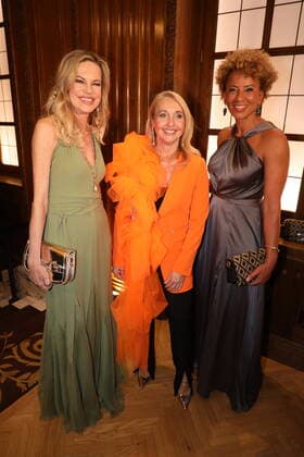 WOMAN OF THE YEAR AWARD 2022 Vienna, Hotel Hyatt, 08 03 2022 Nina RUGE, Uschi PÖTTLER FELLNER, Arabella KIESBAUER