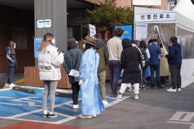 (220309) -- SEOUL, March 9, 2022 -- People line up for COVID-19 test at a testing site in Seoul, South Korea, March 9, 2022. South Korea reported a record daily high of 342,446 new COVID-19 cases as of midnight Tuesday compared to 24 hours ago, raising the total number of infections to 5,212,118, the health authorities said Wednesday. (Photo by Xinhua) SOUTH KOREA-SEOUL-COVID-19-CASES JamesxLee 