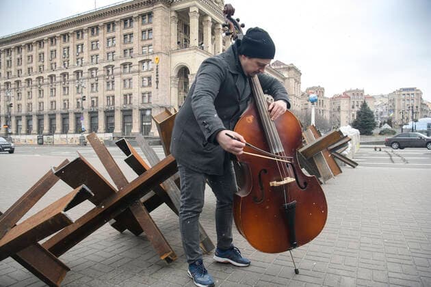 Concert Free Sky In Support Of Requirements Close The Sky Over Ukraine Musician of the Kyiv Cassic Symphony Orchestra Oleksey Beregoviy, performs for journalists and people after an open air concert named Free Sky at the Independence Square in the center of Kyiv, Ukraine March 9, 2022. Kyiv Ukraine  Copyright: xMaxymxMarusenkox originalFilename: musienko-notitle220309_npJU6.jpg