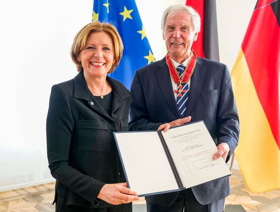 News Themen der Woche KW10 News Bilder des Tages Ministerpräsidentin Malu Dreyer hat Professor Dr. Dr. h.c. Christoph Huber das Große Verdienstkreuz des Verdienstordens der Bundesrepublik Deutschland überreicht. Im Jahr 2015 wurde Professor Huber bereits mit dem Verdienstkreuz 1. Klasse ausgezeichnet. Nun wurde dem Mitgründer des Biotechnologie-Unternehmens BioNTech die Auszeichnung der nächsthöheren Stufe verliehen. Staatskanzlei Rheinland-Pfalz 09.03.22 *** Minister President Malu Dreyer has presented Professor Dr Dr h c Christoph Huber with the Grand Cross of Merit of the Order of Merit of the Federal Republic of Germany In 2015, Professor Huber was already awarded the Cross of Merit 1st Class Now the co-founder of the biotechnology company BioNTech has been awarded the next hi