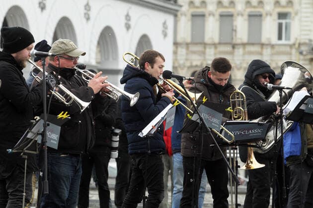 KYIV, UKRAINE - MARCH 09, 2022 - Kyiv-Classic Orchestra perform during the Free Sky concert in support of the appeal of Ukrainian people and the President of Ukraine to world leaders to close the sky over Ukraine, in Maidan Nezalezhnosti Square, Kyiv, capital of Ukraine Free Sky concert in Maidan Nezalezhnosti  Copyright: xYevhenxKotenkox