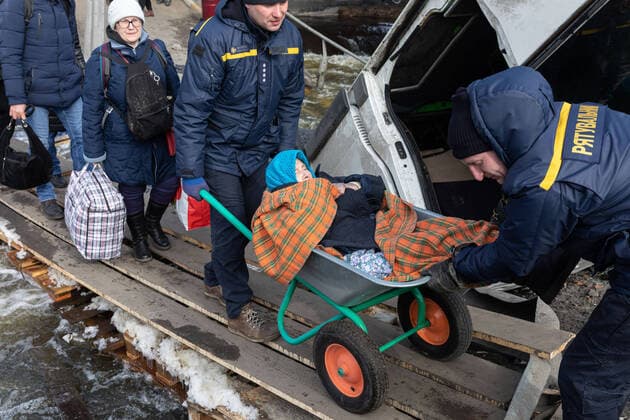 News Themen der Woche KW10 News Bilder des Tages March 9, 2022, Irpin, Ukraine: Servicemen push a wheelbarrow with a person that can t move, during the evacuation..Thousands of residents of Irpin have to abandon their homes and evacuate as Russian troops are bombing a peaceful city. War refugees in Ukraine. Irpin Ukraine - ZUMAs197 20220309_zaa_s197_288 Copyright: xMykhayloxPalinchakx