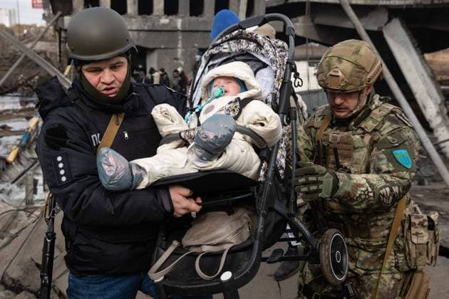 News Themen der Woche KW10 News Bilder des Tages March 9, 2022, Irpin, Ukraine: Servicemen carry a baby during the evacuation..Thousands of residents of Irpin have to abandon their homes and evacuate as Russian troops are bombing a peaceful city. War refugees in Ukraine. Irpin Ukraine - ZUMAs197 20220309_zaa_s197_302 Copyright: xMykhayloxPalinchakx