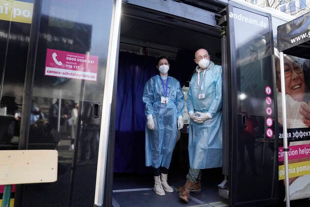 Kick-off event of the ImpfenHilft Tour Aktuell, 10 02 2022, Berlin, vaccinators waiting for vaccination willing for the Corona vaccination in the vaccination bus of the action ImpfenHilft at the kick-off event of the organization GermanDream w