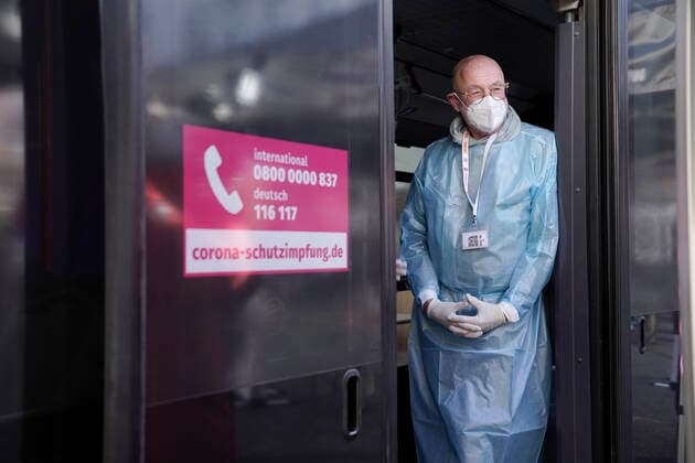 Kick-off event of the ImpfenHilft Tour Aktuell, 10 02 2022, Berlin, vaccinator waiting for people willing to be vaccinated for the Corona vaccination in the vaccination bus of the campaign ImpfenHilft at the kick-off event of the organization Ge
