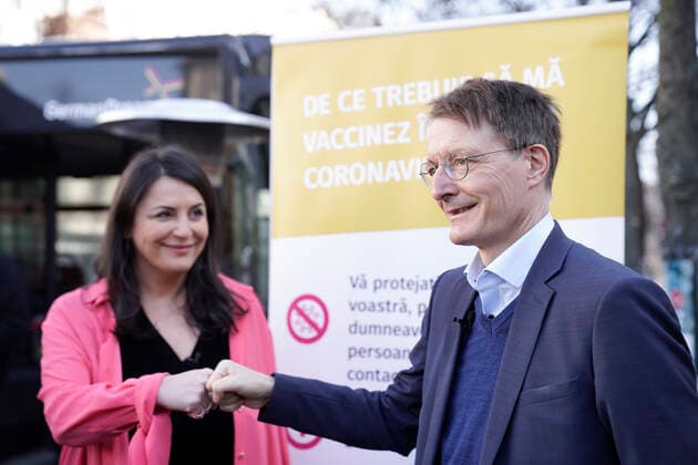 Kick-off event of the ImpfenHilft Tour Current, 10 02 2022, Berlin, Federal Minister of Health Karl Lauterbach SPD with Duezen Tekkal Gruenderin and chairwoman of German Dream at the joint statement at the kick-off event of the ImpfenHilft Tour which is realized by the organi