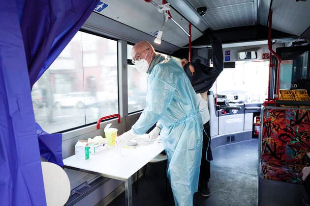 Kick-off event of the vaccine helps tour current, 10 02 2022, Berlin, vaccinator in the vaccination bus after he has just vaccinated a vaccinator for the Corona vaccination The vaccination bus of the action