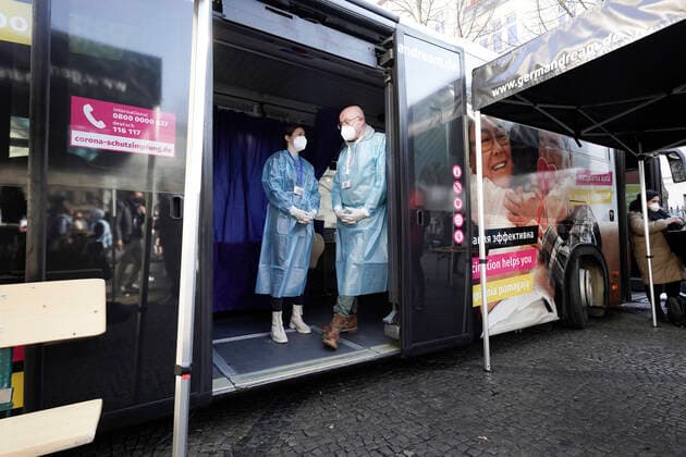 Kick-off event of the ImpfenHilft Tour Aktuell, 10 02 2022, Berlin, vaccinators waiting for vaccination willing for the Corona vaccination in the vaccination bus of the action ImpfenHilft at the kick-off event of the organization GermanDream w