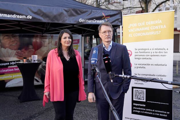 Kick-off event of the ImpfenHilft Tour Current, 10 02 2022, Berlin, Federal Minister of Health Karl Lauterbach SPD with Duezen Tekkal Gruenderin and chairwoman of German Dream at the joint statement at the kick-off event of the ImpfenHilft Tour which is realized by the organi