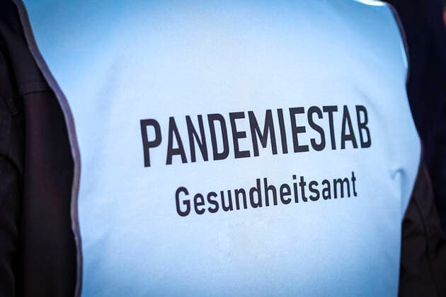 Kick-off event of the ImpfenHilft Tour Symbolbild,Fotomontage,Themenbild Warnwesten mit der Aufschrift Pandemiestab Gesundheitsamt der Auftaktveranstaltung der Organisation GermanDream im Rahmen der Kampagen ImpfenHilft der Bundesregierung realisiert wird Impfen hilft soll vor Ort