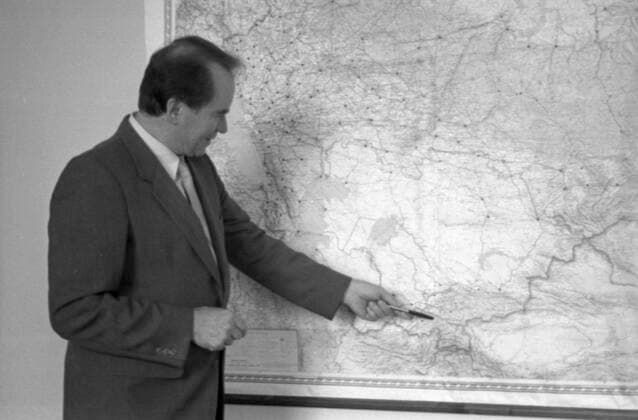 Agrarny state farm in Crimea 6743162 01.09.1989 Ukrainian SSR. Crimean Region. A large wave of Crimean Tatar repatriation occurred in 1988, as they started to return en masse from places of exile. The state farm Agrarny was set up in Tanino (now Sary-Bash) in the Pervomaisky District of Crimea under a state program. Deputy Chairman of the Crimean Regional Executive Committee Pavel Fedulichev at a map. Maievskiy Russia  Copyright: xMaievskiyx