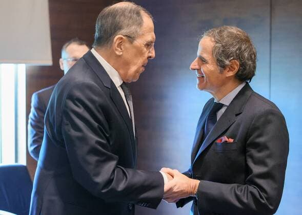 News Themen der Woche KW10 News Bilder des Tages Ukraine-Konflikt, Antalya, Sergei Lawrow trifft IAEA-Generaldirektor Rafael Grossi Turkey Antalya Diplomacy Forum Sideline Meetings 8137491 10.03.2022 In this handout photo released by the Russian Foreign Ministry, Russian Foreign Minister Sergey Lavrov and International Atomic Energy Agency (IAEA) Director General Rafael Grossi shake hands during a meeting on the sidelines of Antalya Diplomacy Forum, in Belek, Antalya, Turkey. Editorial use only, no archive, no commercial use. Russian Foreign Ministry Antalya Turkey  Copyright: xx
