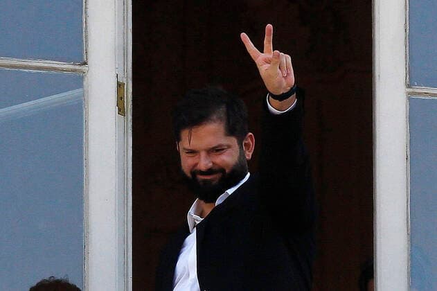 News Themen der Woche KW10 News Bilder des Tages Chile, Regierungsantritt des neuen Präsidenten Gabriel Boric in Santiago Santiago, 10 marzo 2022. El Presidente electo, Gabriel Boric, llega hasta la Municipalidad de Santiago, para sostener reuniones bilaterales con autoridades de diversos paises que asisten al cambio de mando. Juan Eduardo Lopez Aton Chile, Santiago Chile Aton_588885 *** Santiago, March 10, 2022 President-elect Gabriel Boric arrives at the Municipality of Santiago to hold bilateral meetings with authorities from various countries attending the change of command Juan Eduardo Lopez Aton Chile, Santiago Chile Aton 588885  Copyright: JUANxEDUARDOxLOPEZ ATONxCHILE