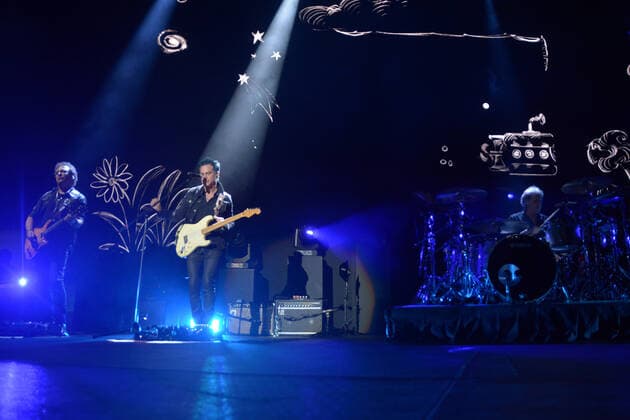 Soda Stereo Konzert in Mexiko-Stadt Soda Stereo ˜Gracias Totales Tour™ Concert MEXICO CITY, MEXICO - MARCH 9, 2022: Guest Richard Coleman for Soda Stereo band sings on stage during ˜Gracias Totales Tour™ in memory of Vocalist Gustavo Cerati at Palacio de los Deportes. On March 9, 2022 in Mexico City, Mexico. (Photo by Jaime Nogales Eyepix Group) Copyright: xJaimexNogalesx xEyepixxGroupx EYEPIX_JN_09032022_58060
