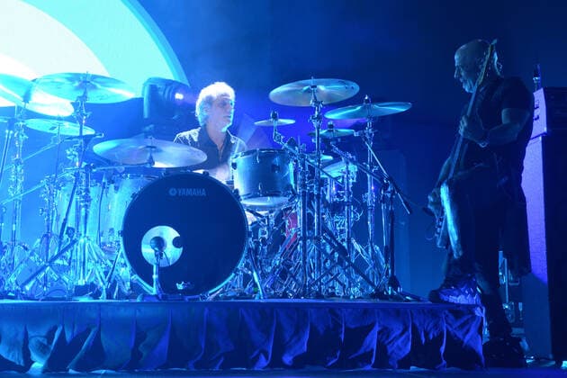 Soda Stereo Konzert in Mexiko-Stadt Soda Stereo ˜Gracias Totales Tour™ Concert MEXICO CITY, MEXICO - MARCH 9, 2022: Bass guitarist Zeta Bosio and Drummer Charly Alberti of Soda Stereo band perform on stage during ˜Gracias Totales Tour™ in memory of Vocalist Gustavo Cerati at Palacio de los Deportes. On March 9, 2022 in Mexico City, Mexico. (Photo by Jaime Nogales Eyepix Group) Copyright: xJaimexNogalesx xEyepixxGroupx EYEPIX_JN_09032022_58049