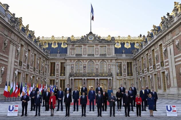 Bilder des Jahres 2022, News 03 März News Themen der Woche KW10 News Bilder des Tages EU-Gipfel in Versailles Prime Minister Alexander De Croo (CL, middle row), President of France Emmanuel Macron (C front) and Belgian Prime Minister Charles Michel (CR) and their fellow heads of state pose for the traditional family photo group photo at the start of an informal meeting of the Heads of State or Government of the European Union, to discuss the consequences of the Russian invasion in Ukraine, in Versailles, near Paris, France, Thursday 10 March 2022.  ERICxLALMAND 20141206