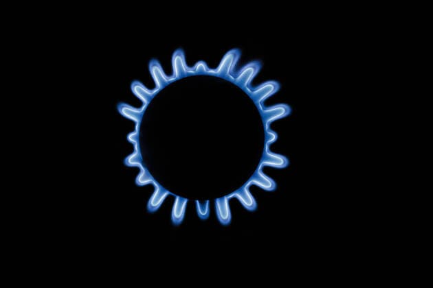 IMAGO Nature: Unsere Erde, Energiequellen, Erdgas Symbolfoto zum Thema steigende Kosten fuer Gas. Flammen in einem Gasherd. Berlin, 11.03.2022 Berlin Deutschland *** Symbol photo on the subject of rising costs for gas flames in a gas stove Berlin, 11 03 2022 Berlin Germany Copyright: xThomasxTrutschel photothek.dex