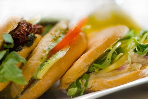  Sortiment frischer hausgemachter vegetarischer italienischer Panini-Sandwiches, typischer italienischer Snack *** Assortment of fresh homemade vegetarian Italian panini sandwiches, typical Italian snack. Copyright: imageBROKER/FrancescoxPerre ibxfpe08178322.jpg