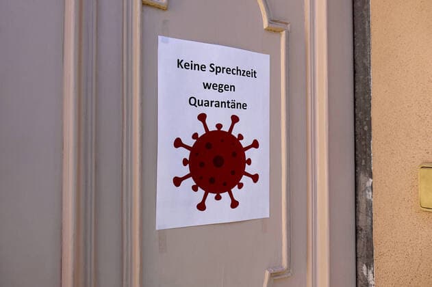 no office hours in the quarantine no office hours in the quarantine, 09 03 2022, Niemegk, Brandenburg, On a door is the information that no office hours take place