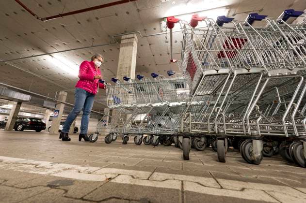 And off goes the shopping A woman gets the shopping cart in the supermarket Traunstein Bavaria Germany Copyright: xRolfxPossx