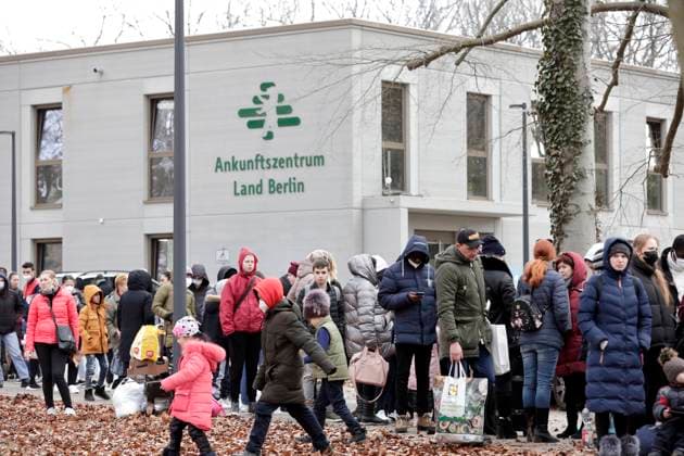 LAF Oranienburger Strasse 285, Berlin Reinickendorf Fluechtlinge aus der Ukraine warten vor der Erstanlaufstelle und Ankunftszentrum des Landesamtes fuer Fluechtlingsangelegenheiten Berlin LAF auf ihre Registrierung, DEU, Berlin, 10 03 2022