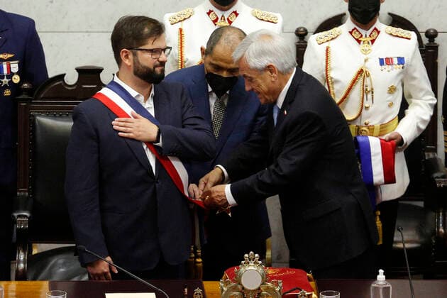 News Themen der Woche KW10 News Bilder des Tages Valparaiso, 11 de marzo de 2022. Se realiza la ceremonia del cambio de mando en el salon plenario del Congreso entre el Presidente saliente Sebastian Pinera y el Presidente que asume por los proximos cuatro anos Gabriel Boric. Raul Zamora Aton Chile, Valparaiso Chile Aton_589426 *** Valparaiso, March 11, 2022 The ceremony of the change of command takes place in the plenary hall of the Congress between the outgoing President Sebastian Pinera and the President who assumes for the next four years Gabriel Boric Raul Zamora Aton Chile, Valparaiso Chile Aton 589426  Copyright: RAULxZAMORA ATONxCHILE