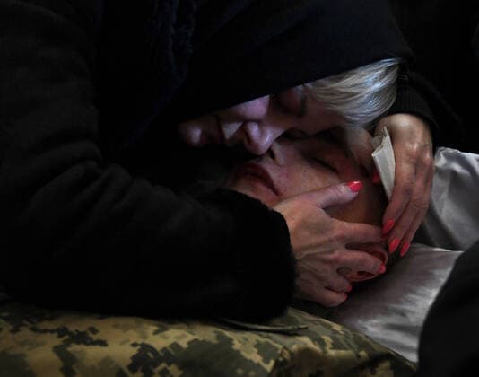 News Themen der Woche KW10 News Bilder des Tages March 11, 2022, Lviv, Ukraine: Maria embraces the body of her son Didykh Taras as a funeral is held for three soldiers killed in the Russian invasion at Church of the Most Holy Apostles Peter and Paul in Lviv, Ukraine. Lviv Ukraine - ZUMAg208 20220311_zap_g208_001 Copyright: xCarolxGuzyx