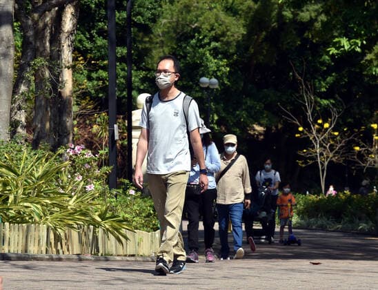(220312) -- HONG KONG, March 12, 2022 -- People wearing masks walk on the street in Tsing Yi, south China s Hong Kong, March 12, 2022. ) CHINA-HONG KONG-COVID-19-CASES (CN) LoxPingxFai 