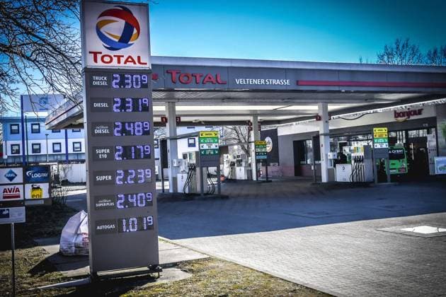 12.03.2022, xlakx, Symbolfotos Spritpreise auf Rekordniveau emspor, An einer Total Tankstelle in Hennigsdorf kostet Diesel 2,31 Euro, der Liter Super 2,23 Euro. Hennigsdorf *** 12 03 2022, xlakx, symbol photos Fuel prices at record levels emspor, At a Total gas station in Hennigsdorf diesel costs 2.31 euros, the liter Super 2.23 euros Hennigsdorf