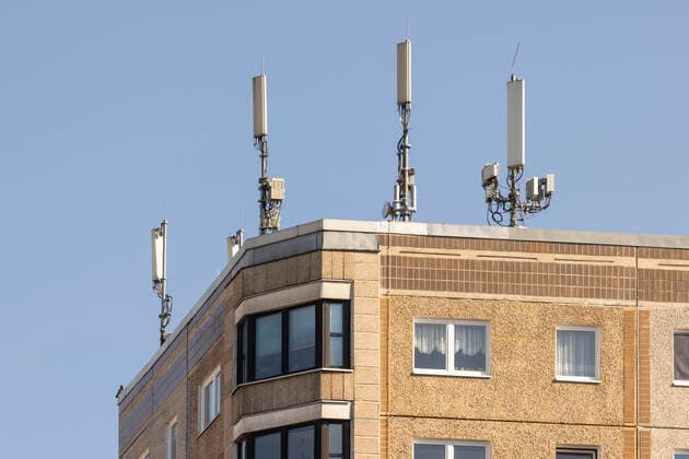 Mobile phone antennas on a house roof in Berlin 12 03 2022, Berlin, GER Mobile phone antennas on a house roof in Berlin , Berlin Berlin Germany, DEU Mobilfunk