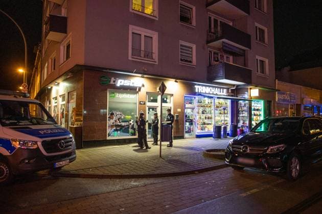 NRW-Innenminister Reul: Nadelstiche gegen die Clan-Kriminalität - Polizeisprecher: Wir wollen den Clans den Geldhahn zudrehen, der ihr Luxusleben finanziert - Unter anderem illegale Spielautomaten beschlagnahmt Landesweite Razzia in Nordrhein-Westfalen. Polizei, Zoll und Ordnungsbehörden haben am Abend eine illegale Spielhalle in Duisburg-Marxloh durchsucht. Auch Innenminister Herbert Reul machte sich ein Bild der Lage vor Ort. Es ging um unterschiedliche Geschäftsmodelle wie illegalen Schrotthandel, überteuerte Monteursleistungen, Barbershops, Schlüsseldienste und Kammerjäger. Mehrere Hundert Beamte waren im Einsatz. Bis zum Mittag vollstreckten die Beamten fünf Haftbefehle. Weitere sechs Personen seien vorläufig festgenommen worden,