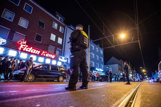 NRW-Innenminister Reul: Nadelstiche gegen die Clan-Kriminalität - Polizeisprecher: Wir wollen den Clans den Geldhahn zudrehen, der ihr Luxusleben finanziert - Unter anderem illegale Spielautomaten beschlagnahmt Landesweite Razzia in Nordrhein-Westfalen. Polizei, Zoll und Ordnungsbehörden haben am Abend eine illegale Spielhalle in Duisburg-Marxloh durchsucht. Auch Innenminister Herbert Reul machte sich ein Bild der Lage vor Ort. Es ging um unterschiedliche Geschäftsmodelle wie illegalen Schrotthandel, überteuerte Monteursleistungen, Barbershops, Schlüsseldienste und Kammerjäger. Mehrere Hundert Beamte waren im Einsatz. Bis zum Mittag vollstreckten die Beamten fünf Haftbefehle. Weitere sechs Personen seien vorläufig festgenommen worden,