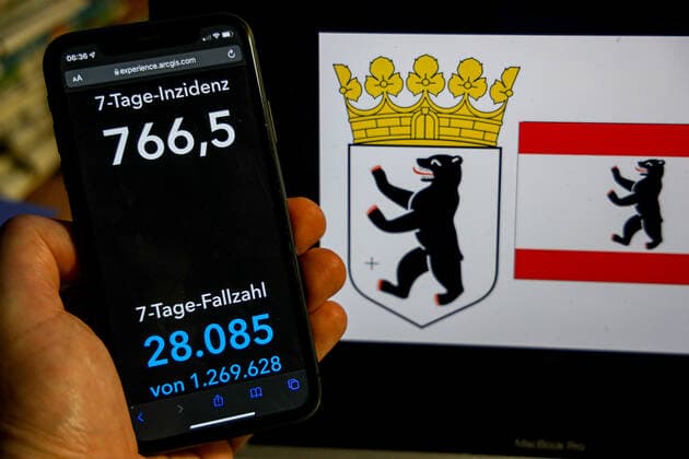 Coronavirus in Germany Covid 19 Dashboard of the Robert Koch Institute DEU, Germany, Berlin 13 03 2022 The 7-day incidence for the state Cases last 7 days 100 000 p.e. is displayed on an iPhone, with the states coat of arms in the background