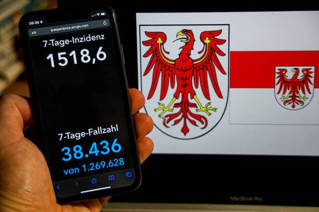 Coronavirus in Germany Covid 19 Dashboard of the Robert Koch Institute DEU, Germany, Brandenburg 13 03 2022 The 7-day incidence for the state Cases last 7 days 100 000 p.e. is displayed on an iPhone, with the state coat of arms in the background.