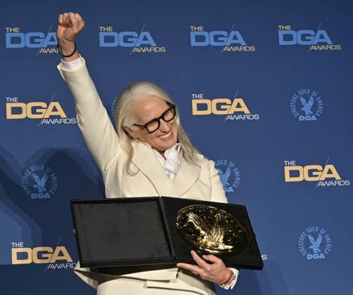 Bilder des Jahres 2022, Entertainment 03 März Entertainment Themen der Woche KW10 DGA Feature Film Award winner for Power of the Dog Jane Campion appears backstage with her award during the 74th annual Directors Guild of America Awards at the Beverly Hills Hotel in Beverly Hills, California on Saturday, March 12, 2022.  LAP2022031204 JIMxRUYMEN