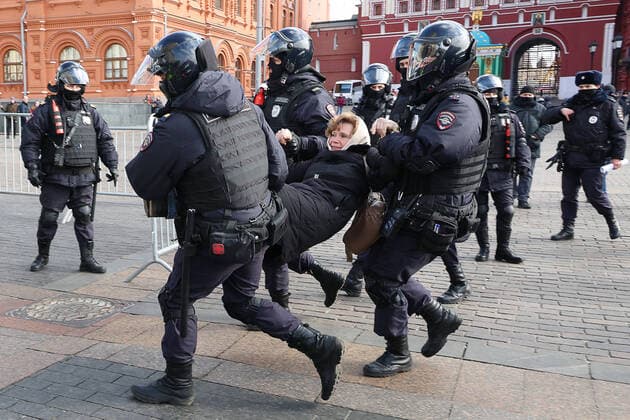 News Themen der Woche KW10 News Bilder des Tages MOSCOW, RUSSIA - MARCH 13, 2022: Law enforcement officers detain a woman during an unauthorized rally held in Manezhnaya Square against Russia s special military operation in Ukraine. On February 24, Russia s President Putin announced his decision to launch a special military operation after considering requests from the leaders of the Donetsk People s Republic and Lugansk People s Republic. Vyacheslav Prokofyev TASS  TS127987