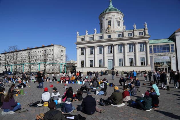 Drumming for Art, a participatory performance of the initiative KulturMachtPotsdam at the Old Market in Potsdam, 13 March 2022 The action draws attention to the difficult situation of artists in the coronavirus pandemic Drumming for Art