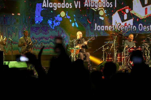 Show of the Brazilian band Paralamas do Sucesso at Tokio Marine Hall, in Sao Paulo March 12, 2022, Sao Paulo, Brazil: Show of the Brazilian band Paralamas do Sucesso, with the tour Paralamas Classicos , at concert hall Tokio Marine Hall, in Sao Paulo, on Saturday night (12). With a 37-year career, the trio is formed by Herbert Vianna (guitar and vocals), Bi Ribeiro (bass) and Joao Barone (drums). (Foto: Leco Viana TheNews2 imago images) Show of the Brazilian band Paralamas do Sucesso at Tokio Marine Hall, in Sao Paulo Copyright: xLecoxVianax