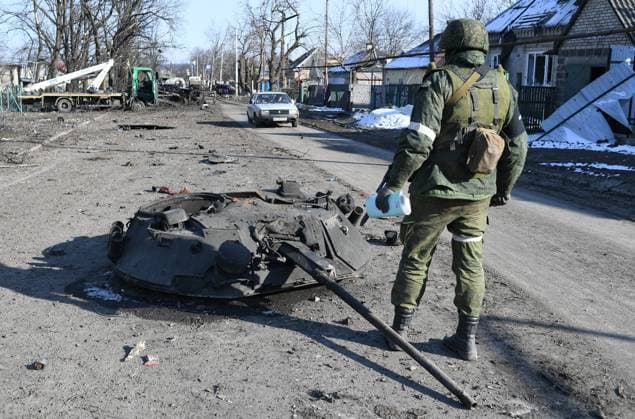 News Bilder des Tages DPR LPR Russia Ukraine Military Operation 8139976 13.03.2022 An employee of the DPR commandant s office looks at an armed personnel carrier s tower that lies on the ground in the city of Volnovakha that came under control of the Donetsk People s Republic, DPR. Maksim Blinov Sputnik Volnovakha Donetsk region Donetsk People s Republic  Copyright: xMaksimxBlinovx