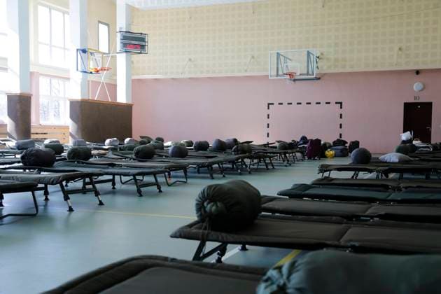 In einer Turnhalle einer Schule und in deren Außengelände wurde ein Erstaufnahmelager eingerichtet um ankommenden ukrainischen Flüchtlingen Unterkunft zu gewähren und die Wartezeit bis zu einer Weiterreise nach Deutschland zu ermöglichen. xxxMatthiasWehnertxxx Zgorzelec, Polen, 13.03.2022 Turnhalle wird in Polen zur Flüchtlingsunterkunft, Zgorzelec Polen Deutschland Zgorzelec *** In a gymnasium of a school and in its outside area, a first reception camp was set up to provide accommodation for arriving Ukrainian refugees and to enable them to wait until they can travel on to Germany xxxMatthiasWehnertxxx Zgorzelec, Poland, 13 03 2022 Gymnasium becomes refugee accommodation in Poland, Zgorzelec Poland Germany Zgorzelec
