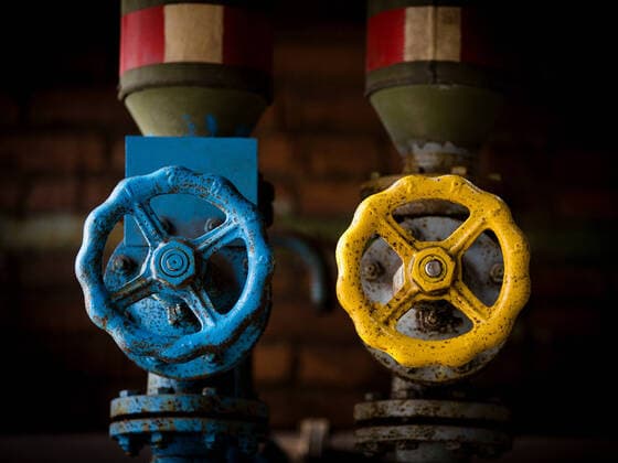 IMAGO Nature: Unsere Erde, Energiequellen, Erdgas Gashahn, Ölhahn, in den Landesfarben der Ukraine. Dilemma Deutschlands wegen der Abhängigkeit von russischem Gas und ÖL. Symbolbild. Deutschland füllt die Kriegskasse Putins *** Gas tap, oil tap, in the national colors of Ukraine Germanys dilemma because of dependence on Russian gas and OIL Symbolic image Germany fills Putins war chest 1083402279
