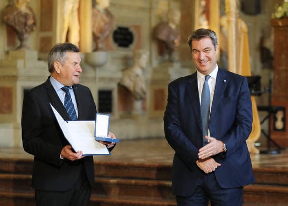 Award of the Bavarian Order of Merit by the Bavarian Prime Minister Dr Markus Söder Kilian Sendner and Markus Söder, Munich Bavaria Germany Antiquarium of the Residenz