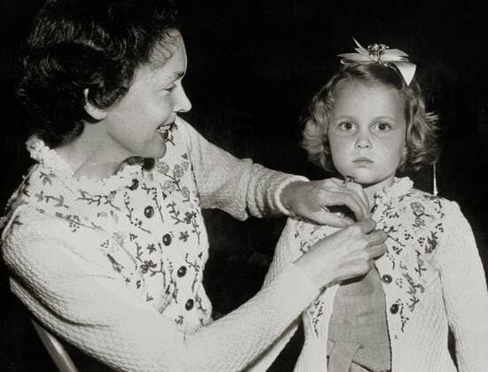 Maureen O Sullivan with her daughter, Mia Farrow circa 1950. File Reference 34145-655THA  Copyright: xCinemaxLegacyxCollection ThexHollywoodxArchivex 34145-655THA