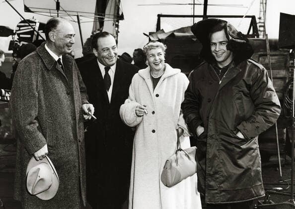 Marlon Ernest Brando (Father), Sam Spiegel, Dorothy Julia Pennebaker (Mother), Marlon Brando, on the set of On The Waterfront (1954) Columbia Pictures. File Reference 34145-690THA  Copyright: xCinemaxLegacyxCollection ThexHollywoodxArchivex 34145-690THA