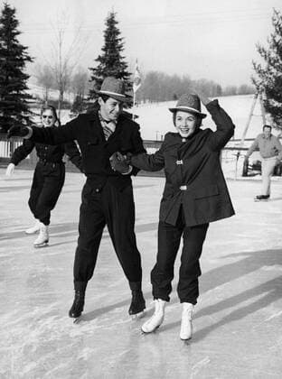 Eddie Fisher and Debbie Reynolds, ice skating, circa 1958. File Reference 34145-496THA  Copyright: xCinemaxLegacyxCollection ThexHollywoodxArchivex 34145-496THA