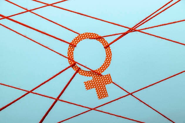 Creative Highlights Symbolbilder Orange polka dot Venus symbol tied with ropes representing gender inequality in blue background ValeriiaSviridova_GenderInequality_3.jpg Copyright: xValeriiaxSviridovax Model Released