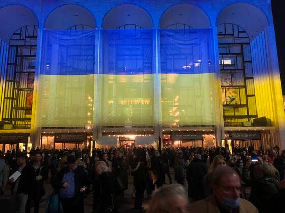 Dozens of people gather outside the Metropolitan Opera during a benefit concert for Ukraine, today, in New York, USA, 14 March 2022. The Metropolitan Opera in New York, considered one of the largest opera houses in the world, today filled all its seats at a benefit concert in which all proceeds will be given to the Ukrainian government. The Concert for Ukraine was performed by the Met Opera Orchestra and Choir, conducted by Yannick Nétez-Séguin, and featured sopranos Lise Davidsen and Elza van den Heever, among other soloists, who performed works by Verdi , Beethoven, Richard Strauss or Samuel Barber, in addition to the Ukrainian Valentin Silvestrov. EFE Javier Otazu Elcano Full house at the Met Opera in New York in benefit concert for Copyright: xJavierxOtazuxElcanox AME3372 20220315-a8624132471cfef85a54334a36a726db3924f34b