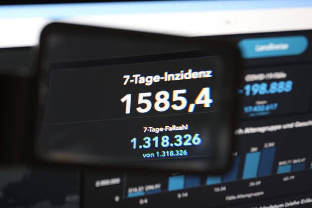 RKI dashboard, 7 day incidence continues to rise and is now at 1585.4 7 day incidence, RKI dashboard on a monitor on 15 03 2022 in Siegen Germany.