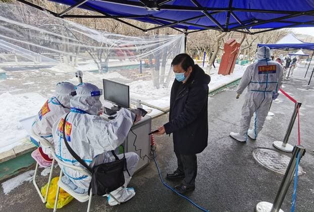 (220315) -- CHANGCHUN, March 15, 2022 () -- Cellphone photo taken on March 15, 2022 shows a resident having his information registered before nucleic acid test in Changchun, northeast China s Jilin Province, March 15, 2022. Jilin Province reported 3,076 new locally transmitted COVID-19 cases on Monday. () CHINA-JILIN-COVID-19-CASES (CN) Xinhua 