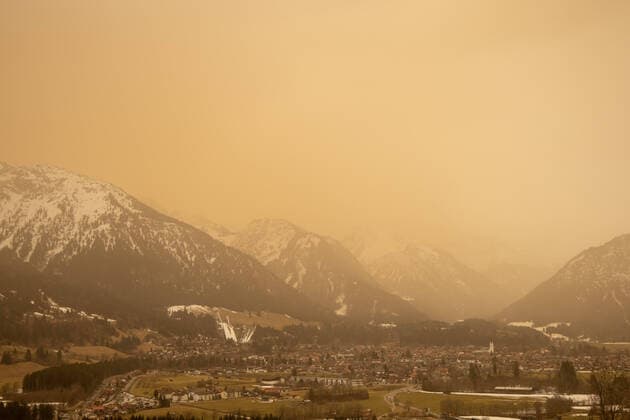 News Themen der Woche KW11 News Bilder des Tages Saharastaub in Bayern Sahara-Staub färbt das Licht über den Allgäuer Alpen in einen ungewohnten Gelbton. Im Lauf der Woche ziehen größere Mengen Saharastaub über Deutschland., Oberstdorf Deutschland *** Sahara dust in Bavaria Sahara dust colors the light over the Allgäu Alps in an unusual shade of yellow In the course of the week, larger amounts of Sahara dust move over Germany , Oberstdorf Germany